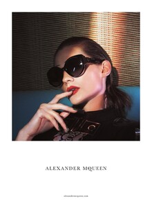 Sims_Alexander_McQueen_Spring_Summer_2015_05.thumb.jpeg.ae49009a1520706082f443e977c004ae.jpeg