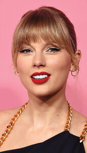 TaylorSwift-UsWeekly2024_07_08.thumb.jpg.999d4fc3982e6cc968583034a3e361f2.jpg