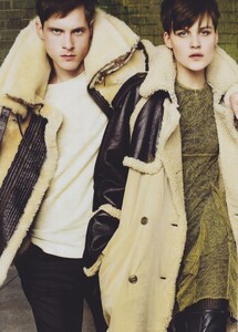 Testino_Burberry_Fall_Winter_2010_11_01.thumb.jpg.f9650c0a56e5cce9ae4904bf6a5be690.jpg
