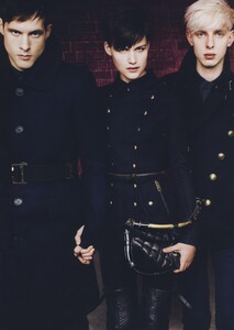 Testino_Burberry_Fall_Winter_2010_11_03.thumb.jpg.438c303f725f01de9c5ec05bd5123029.jpg