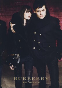 Testino_Burberry_Fall_Winter_2010_11_04.thumb.jpg.0edce17cbf4e96c9296db51d0c6032e5.jpg