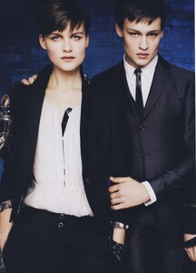 Testino_Burberry_Fall_Winter_2010_11_05.thumb.jpg.75100cf4d6f23d1fa9ba60b025737d0d.jpg