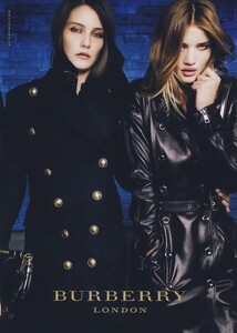 Testino_Burberry_Fall_Winter_2010_11_06.thumb.jpg.d82d925b5f20c565b3b8c5f7bb5e42a7.jpg