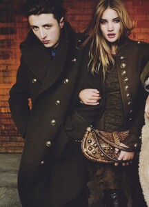 Testino_Burberry_Fall_Winter_2010_11_07.thumb.jpg.ed4c1efb08cf4be57bb7d9cc4bbde0f2.jpg