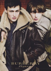 Testino_Burberry_Fall_Winter_2010_11_08.thumb.jpg.a6953c61debe64a6eaa2c9caa8033374.jpg