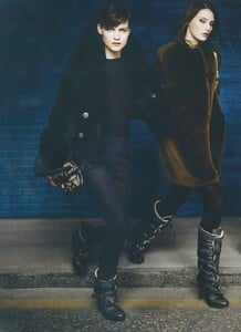 Testino_Burberry_Fall_Winter_2010_11_09.thumb.jpg.5217cd58a626727b3e7b39c47c32de69.jpg