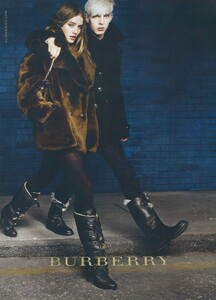 Testino_Burberry_Fall_Winter_2010_11_10.thumb.jpg.79f4095e4e272171c93e3a4800e9dc6e.jpg