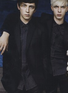 Testino_Burberry_Fall_Winter_2010_11_11.thumb.jpg.276615e81bc6478412c2115bbd50ae2a.jpg