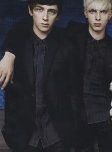 Testino_Burberry_Fall_Winter_2010_11_11.thumb.jpg.36e6608188b40fc146dc5ff479f9f2b1.jpg