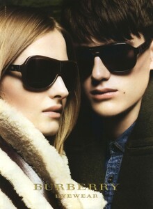 Testino_Burberry_Fall_Winter_2010_11_13.thumb.jpg.6dc8e697744e89a40a639ab638f11f28.jpg