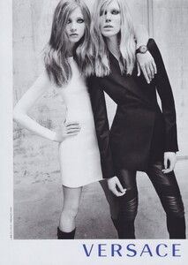 Testino_Versace_Fall_Winter_2010_11_02.thumb.jpg.914a70e38d64e0a1b57f65475634a29b.jpg