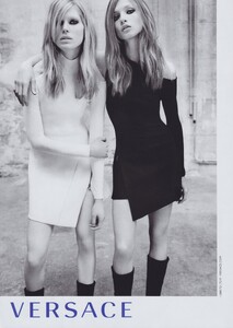Testino_Versace_Fall_Winter_2010_11_05.thumb.jpg.27e032e49b73ea18f037099dbaf92d9b.jpg