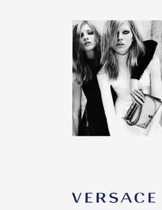 Testino_Versace_Fall_Winter_2010_11_07.thumb.jpg.ac8e3736417e1e327630c93dc631ee0c.jpg
