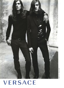 Testino_Versace_Fall_Winter_2010_11_09.thumb.jpg.19ca0692d193494e8b1554df1f33c888.jpg