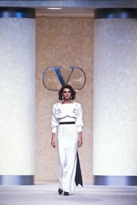 Valentino1989WomenFW105.thumb.jpg.8da97d9e1182bac187243db21305f820.jpg