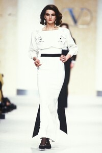 Valentino1989WomenFW106.thumb.jpg.8f8a40fc29d66347e83a1115c3384f2c.jpg
