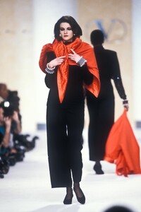 Valentino1989WomenFW11.thumb.jpg.67d0f55bf9404194837bc991076bbe89.jpg