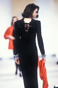 Valentino1989WomenFW12.thumb.jpg.6bb84d33c1f65d62df6867044df075df.jpg