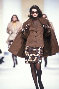 Valentino1989WomenFW96.thumb.jpg.a17f3890f6f9b580344aa6473e7a738c.jpg