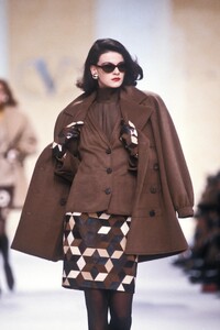 Valentino1989WomenFW98.thumb.jpg.81f9fa95a7b356f97c1fae881a923093.jpg