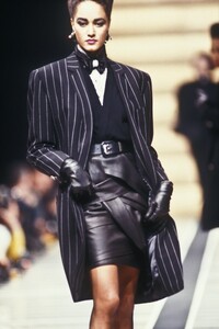 Versace1987WomenFW22.thumb.jpg.6d485fa6bcf95f1ff773d366c698f918.jpg