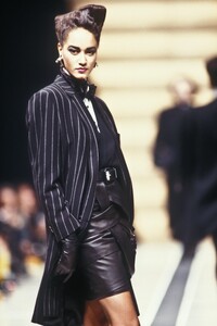 Versace1987WomenFW23.thumb.jpg.8448983cb389fa18232b1cec1cf9f76b.jpg