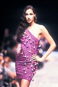 VersaceSS199011.thumb.jpg.2a49d0fcdd54fe0b73248869e2aca698.jpg