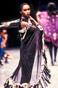VersaceSS199035.thumb.jpg.ecf685bcdc2189a62ce9aae5c0c3e5e1.jpg