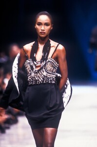 VersaceSS199037.thumb.jpg.8fb08e6d83111682ec79da33e0839190.jpg