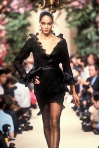 YvesSaintLaurent1987HauteCoutureSS63.thumb.jpg.36f651da14ebc7ed665e7af76e3a95ab.jpg
