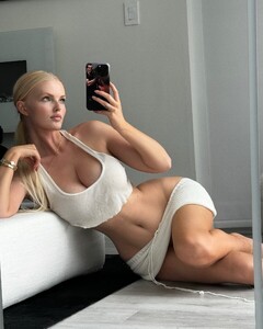 Zienna_Eve_-_Cleavage_06-12-2024__2_.jpg