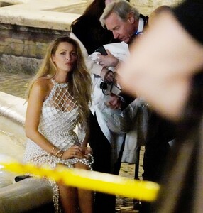 blake-lively-filming-scenes-for-the-new-upcoming-movie-a-simple-favour-2-in-rome-05-29-2024-7.jpg