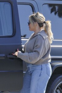 hilary-duff-at-go-greek-yogurt-in-studio-city-06-10-2024-2.jpg