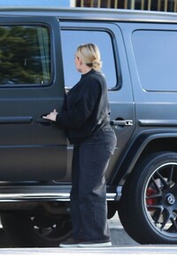 hilary-duff-out-in-los-angeles-06-25-2024-2.jpg