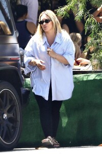 hilary-duff-out-in-studio-city-06-21-2024-2.thumb.jpg.496965ce558e17f85b0de4e681783626.jpg
