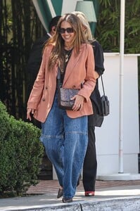 jessica-alba-outside-the-san-vicente-bungalows-in-west-hollywood-05-09-2024-3.jpg