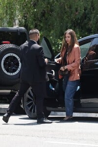 jessica-alba-outside-the-san-vicente-bungalows-in-west-hollywood-05-09-2024-5.jpg