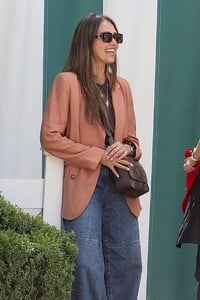 jessica-alba-outside-the-san-vicente-bungalows-in-west-hollywood-05-09-2024-9.jpg