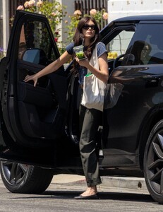 kaia-gerber-out-in-cilver-city-05-30-2024-0.jpg