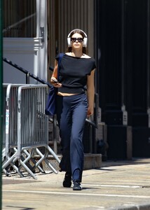 kaia-gerber-s-chic-nyc-outing-a-fashionable-blend-of-comfort-and-style-05-02-2024-2.jpg
