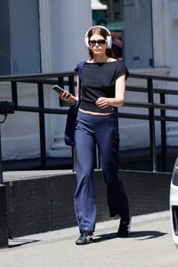 kaia-gerber-s-chic-nyc-outing-a-fashionable-blend-of-comfort-and-style-05-02-2024-6.jpg