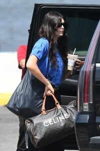 kaia-gerber-s-jet-set-style-lessons-in-effortless-travel-fashion-3.jpg