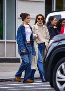 katie-holmes-and-suri-cruise-out-in-new-york-05-16-2024-1.jpg