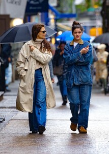 katie-holmes-and-suri-cruise-out-in-new-york-05-16-2024-5.jpg