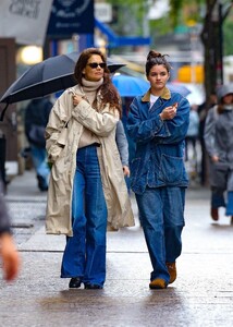 katie-holmes-and-suri-cruise-out-in-new-york-05-16-2024-6.jpg