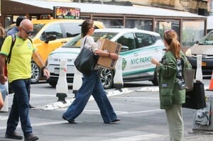 katie-holmes-carrying-a-big-box-in-new-york-05-23-2024-5.jpg