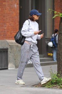 katie-holmes-out-in-new-york-05-17-2024-0.thumb.jpg.2742fb4c793639781782c1250c1ad66d.jpg