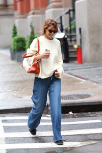 katie-holmes-street-style-new-york-05-10-2024-4.jpg