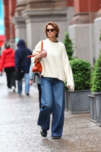 katie-holmes-street-style-new-york-05-10-2024-6.jpg