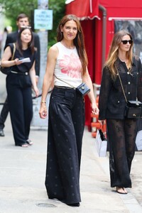 katie-holmes-stuns-in-chic-summer-look-at-chanel-tribeca-festival-06-07-2024-4.jpg